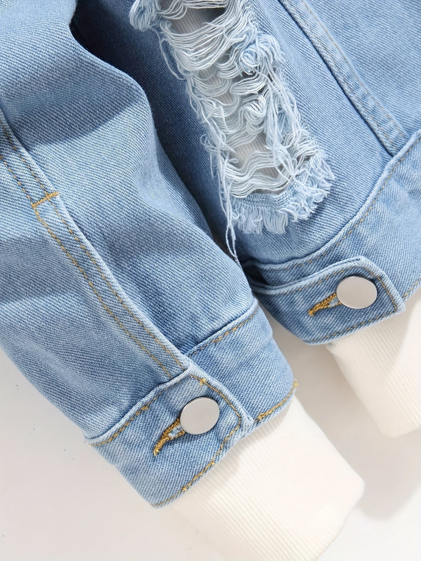 Campera de denim desgastada con capucha interior desmontable