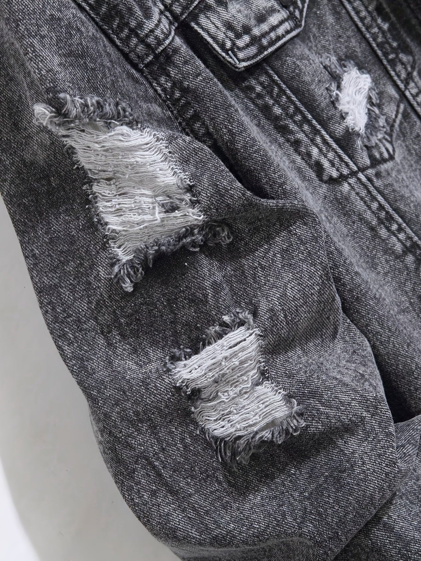 Campera de denim desgastada con capucha interior desmontable